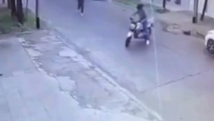 El momento en el que uno de los delincuentes fue abatido