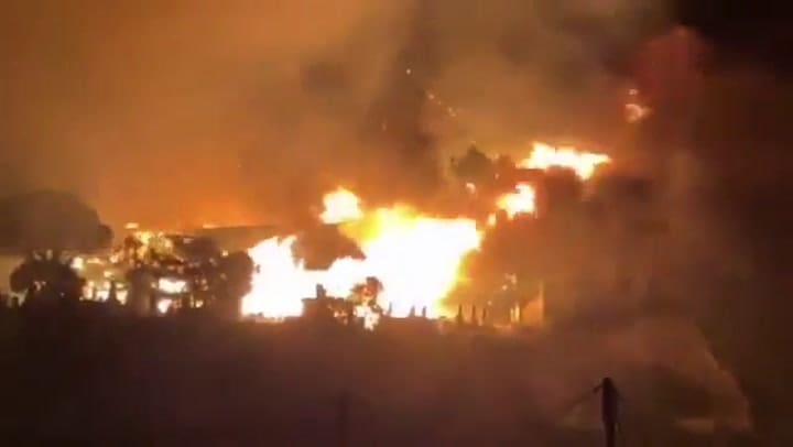 Incendio masivo en una zona residencial densamente poblada de la ciudad de Oita, Japón