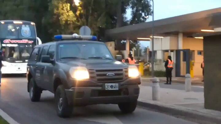 Así salía custodiado el micro de la selección que llevaba a Sampaoli y Chiqui Tapia - Fuente: TW