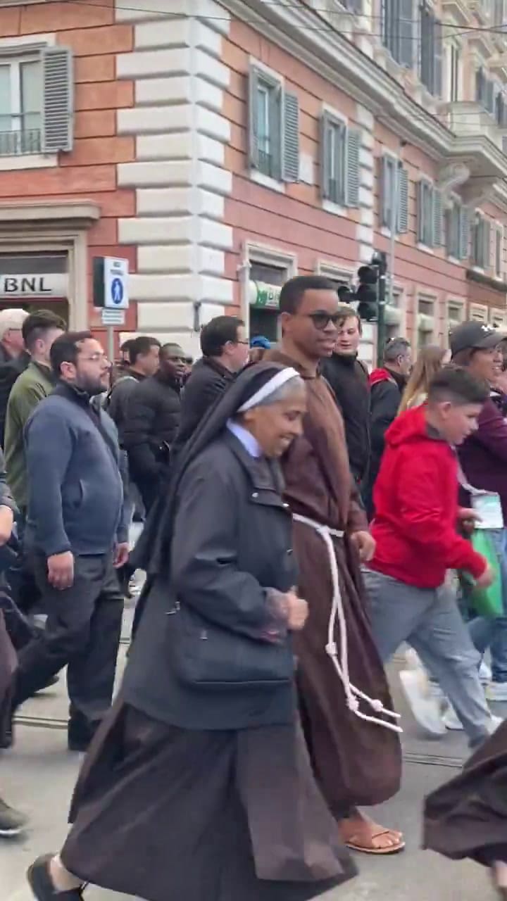 VIdeo compartido por Elisabetta Piqué, corresponsal de LA NACION en el Vaticano: así es el protocolo de seguridad