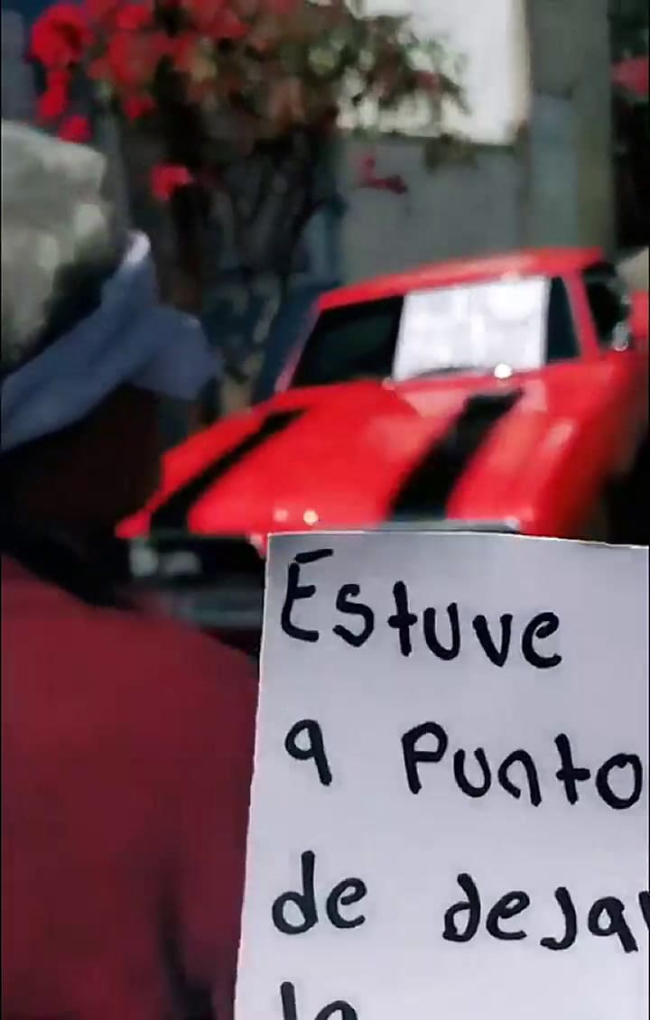 Le regala a su papá el auto que tuvo que vender para pagar sus estudios