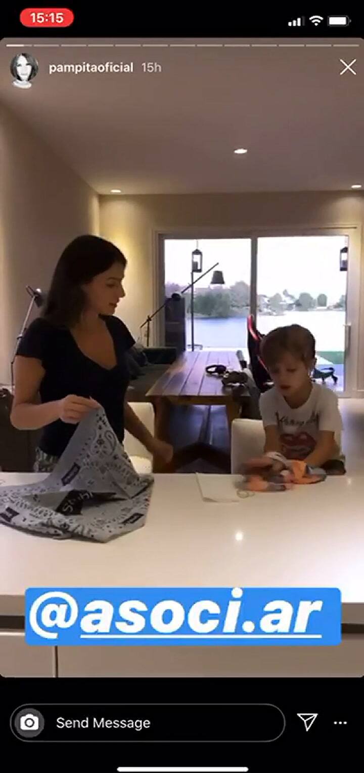 Pampita Ardohain enseñó cómo hacer barbijos caseros con su hijo