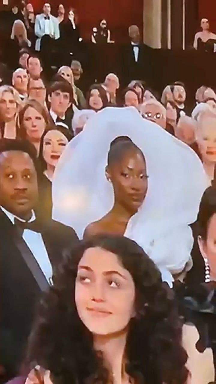 Temilade Openiyi, mejor conocida como Tems, lució un espectacular vestido con adornos en la cabeza