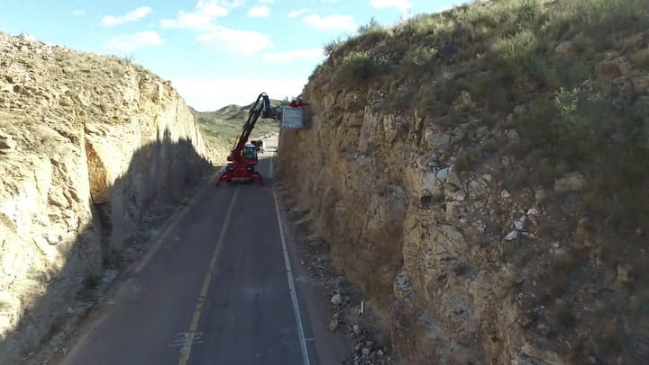 Usan explosivos para ensanchar un camino peligroso - Fuente: Ministerio de Transporte