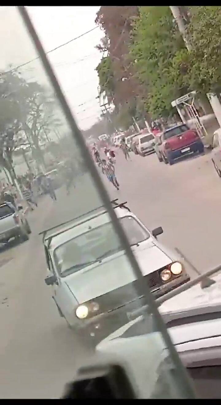 Así atacaron a pedradas a un colectivo, robaron a los pasajeros y lastimaron a una mujer