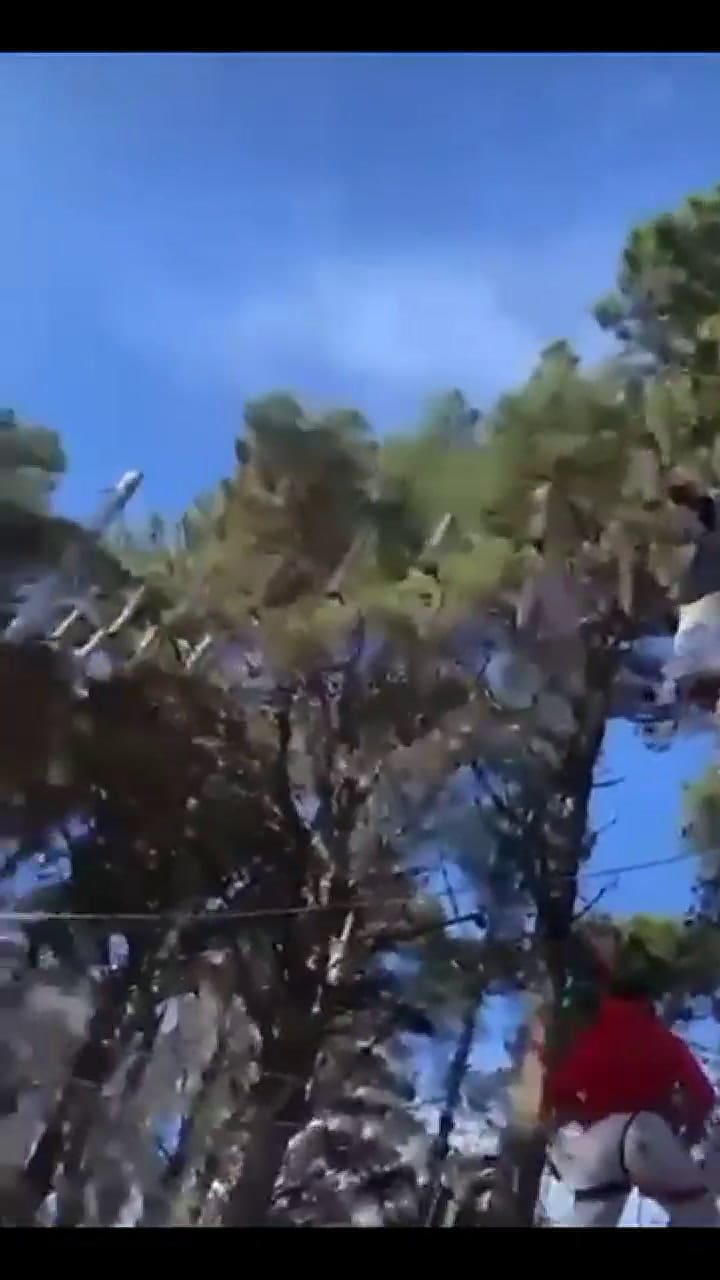 El rescate de una niña que se quedó colgando boca abajo en un parque de diversiones