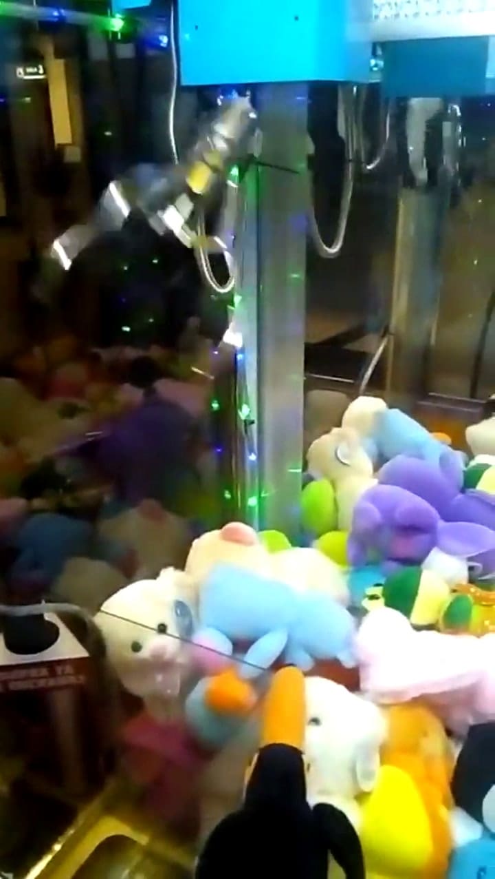 La técnica secreta para ganarle a las máquinas de peluches - Fuente: YouTube