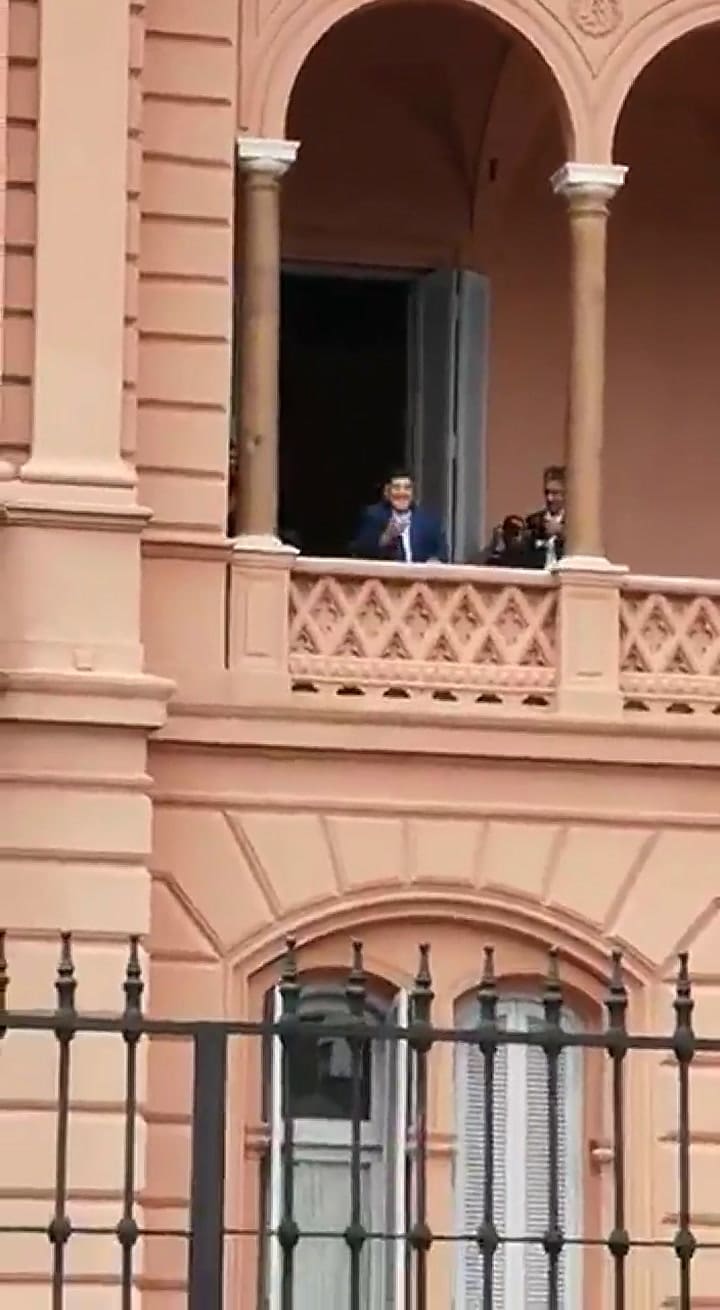 Maradona en el balcón de la Casa Rosada - Fuente: Twitter