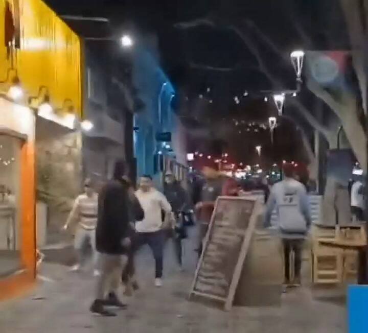 Mendoza: empleados, clientes y policías a los “sillazos” fuera de un restaurante