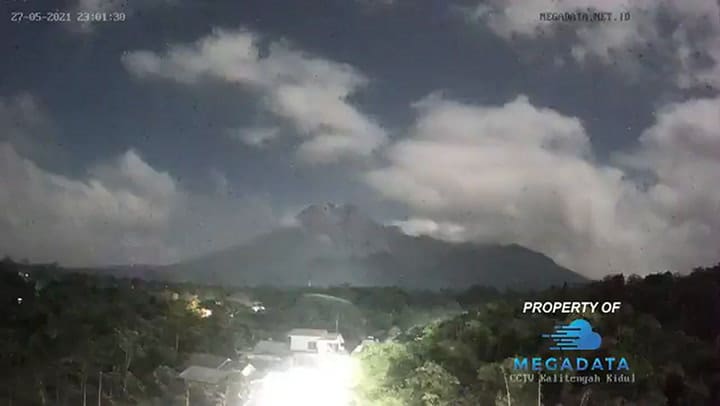 Captan la caída de un meteoro en un volcán activo de Indonesia