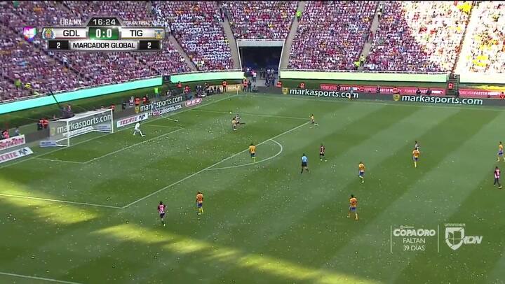 El primer gol de Chivas, 1-0 (Alan Pulido)