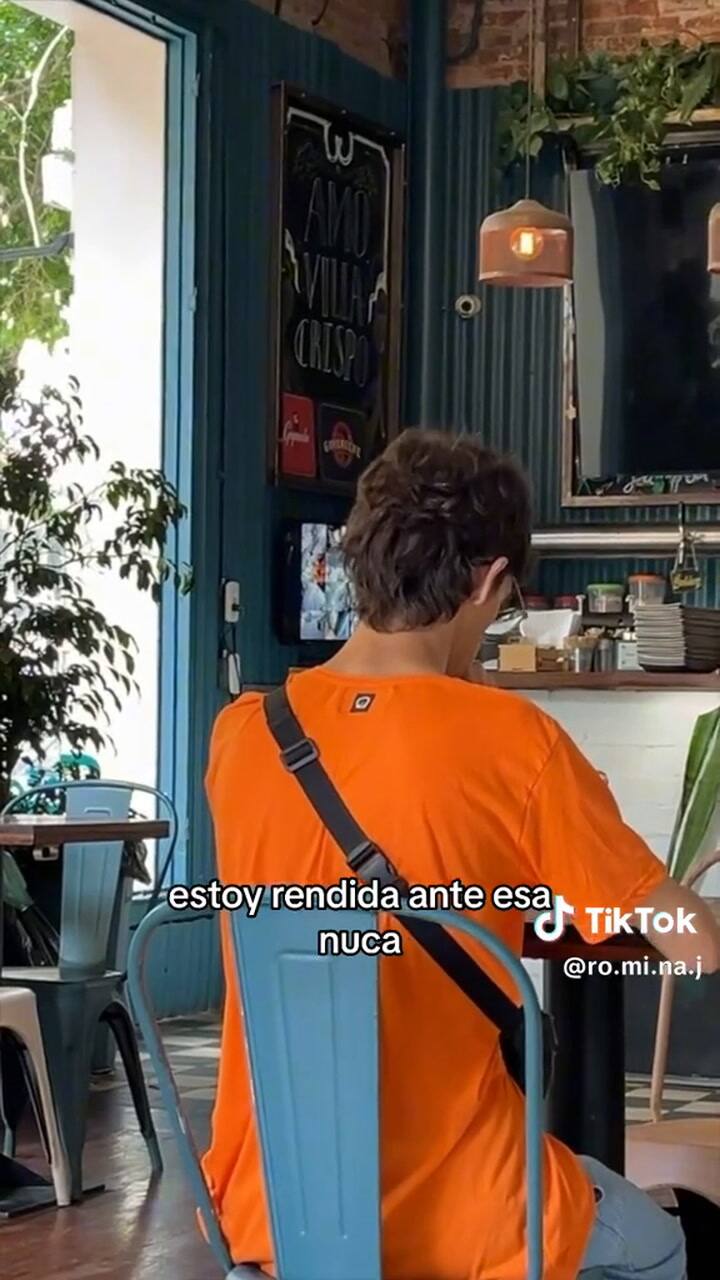 Estaba en un bar, se enamoró de la nuca de un chico y cuando vio quién era no lo pudo creer