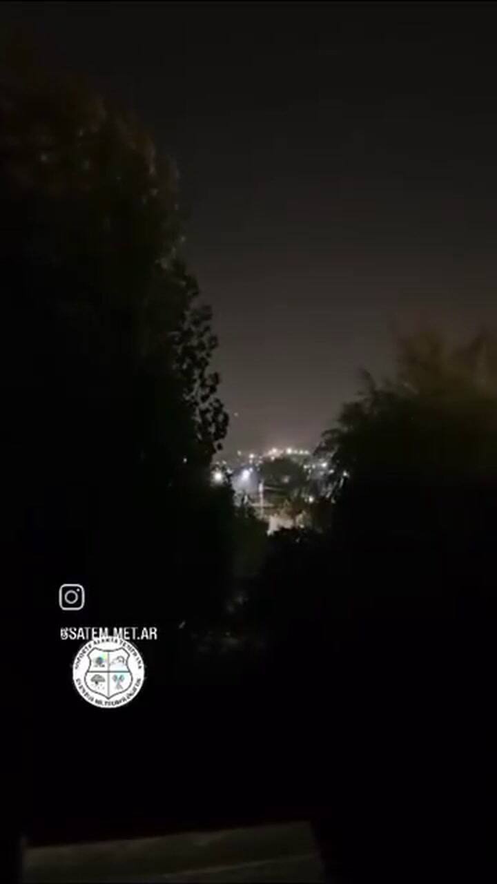 Empezó a llover y la gente salió a festejar