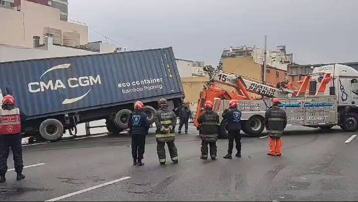 Las grúas asisten al camión que chocó en la Autopista 25 de Mayo