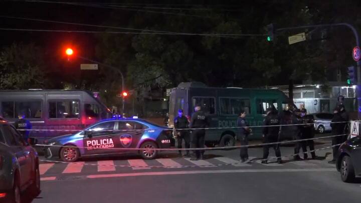 Tras apagar un incendio descubrieron un arsenal en un departamento de Palermo