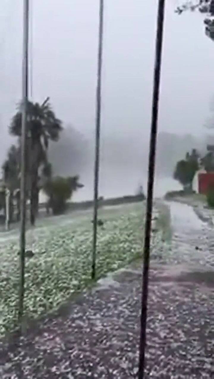 El granizo cubrió el paisaje en Sierra de los Padres - smn