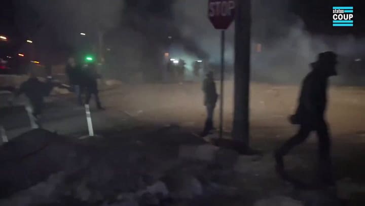 Durante la noche se generaron protestas contra ICE y el las fuerzas policiales respondieron con gas lacrimógeno y munición antidisturbios