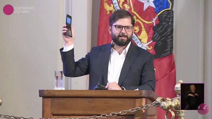 El presidente chileno Gabriel Boric anunció que dejará de usar teléfonos inteligentes y mostró su "nuevo" celular