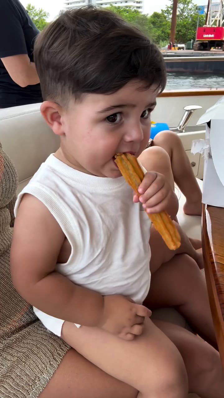Benjamín, el hijo de Enzo Fernández, celebra su viaje en barco