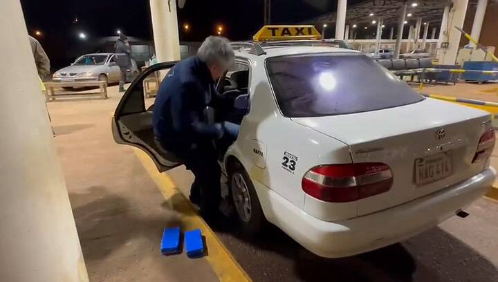 El pasajero de un taxi paraguayo llevaba tres kilos de cocaína