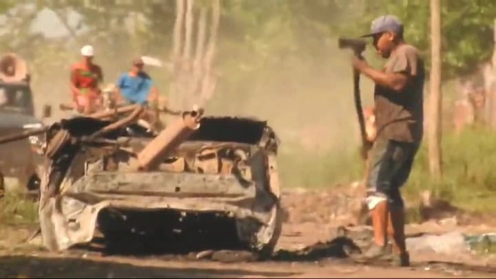 Desarmaron un auto a hachazos y mazazos en La Plata