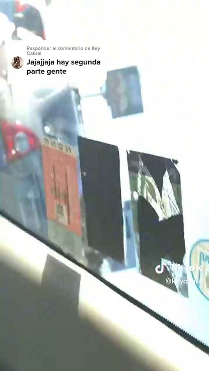 Fueron captados comiendo sushi y bebiendo champagne mientras manejaban en la autopista