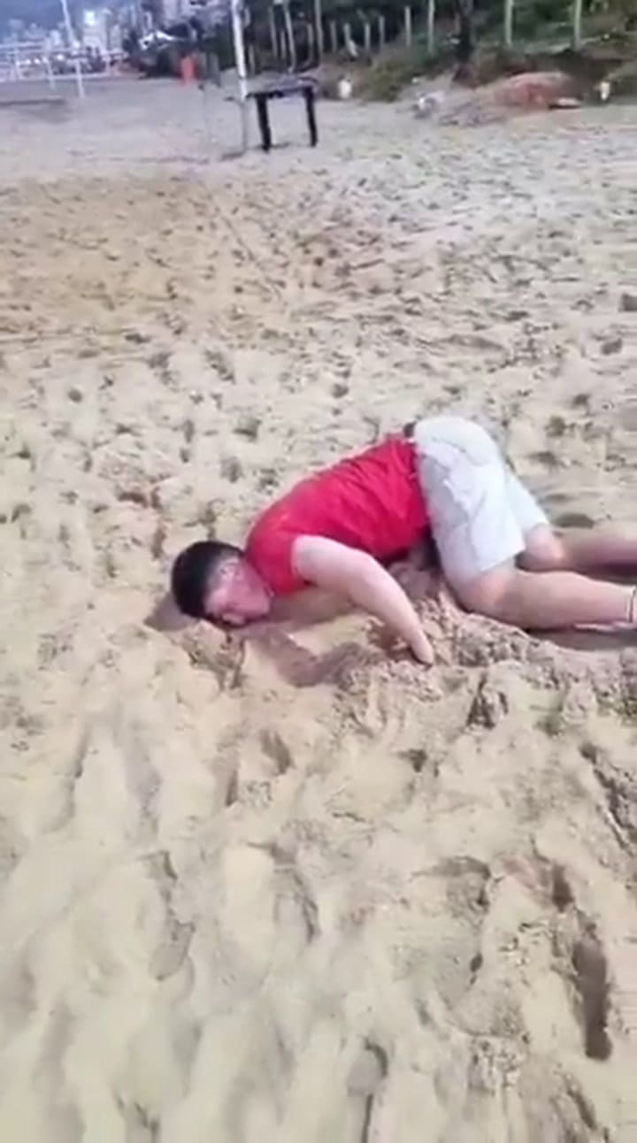 Uno de los turistas quedó tumbado en la arena