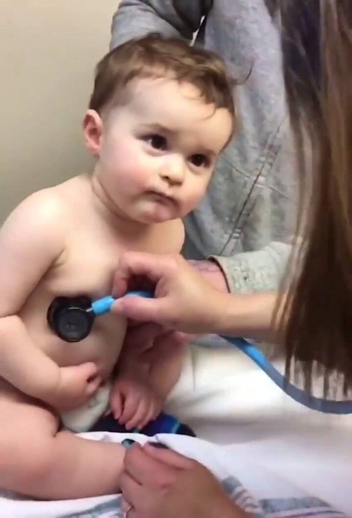 Viral: el bebé que protagoniza la revisación médica más tierna