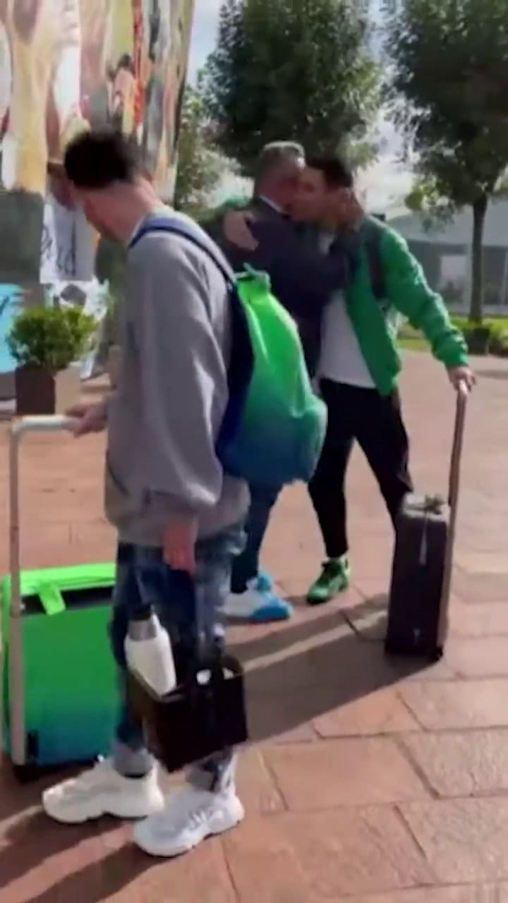 Leo Messi viendo de forma extraña las zapatillas de Claudio Chiqui Tapia