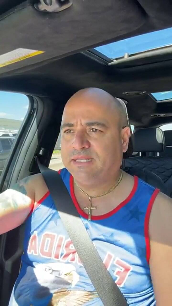 Un cubano ayudó a su compatriota que dormía en el aeropuerto de Miami