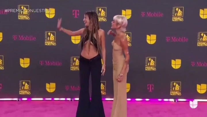 Los looks de Tini Stoessel y Emilia Mernes en los Premio Lo Nuestro