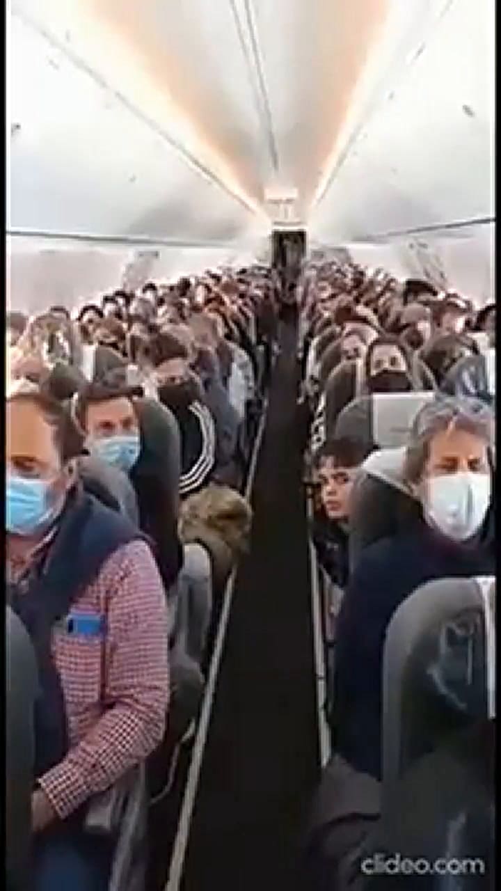 El emotivo homenaje a dos excombatientes de Malvinas durante un vuelo a Puerto Madryn