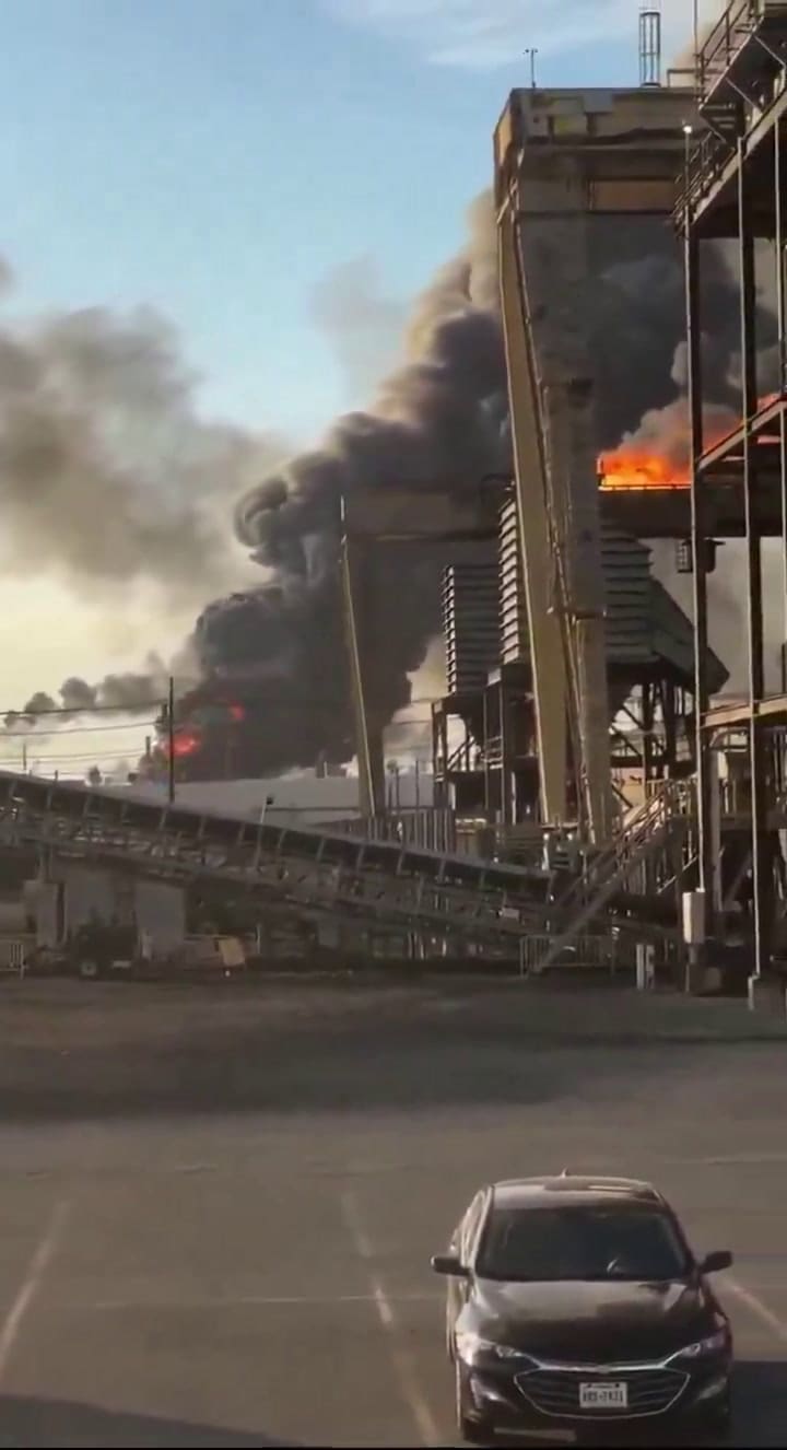 Imágenes del impactante incendio en la refinería