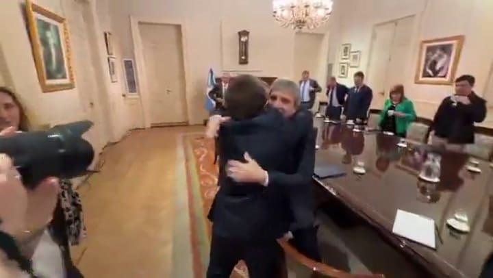 La entrada de Milei a la reunión con su nuevo Gabinete