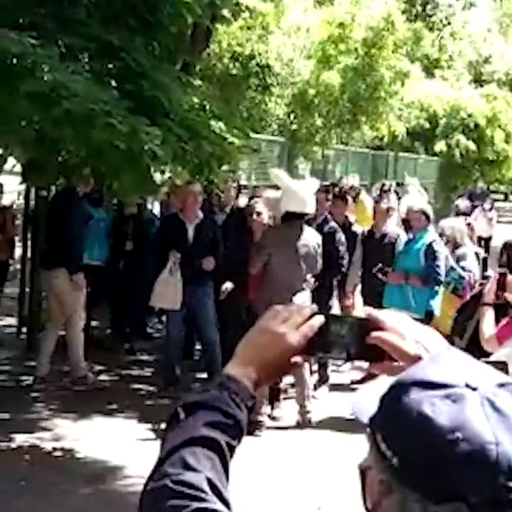 Macri llegó a votar y fue recibido por un 'hombre chancho'