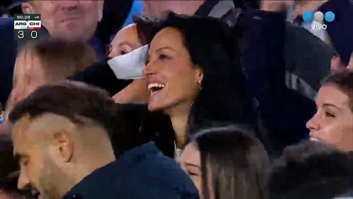 El festejo de Oriana Sabatini tras el gol de Paulo Dybala