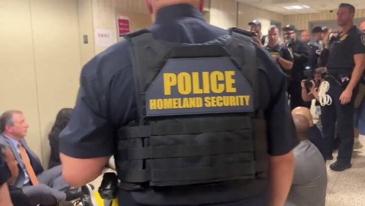 Querían ver qué esconde el ICE en sus celdas de Nueva York y terminaron arrestados: el video del tenso momento