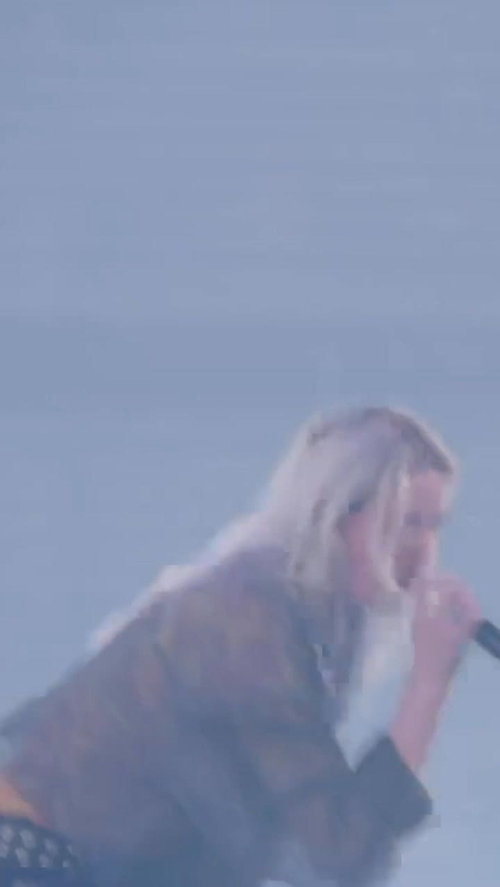 "Numb" con Emily Armstrong