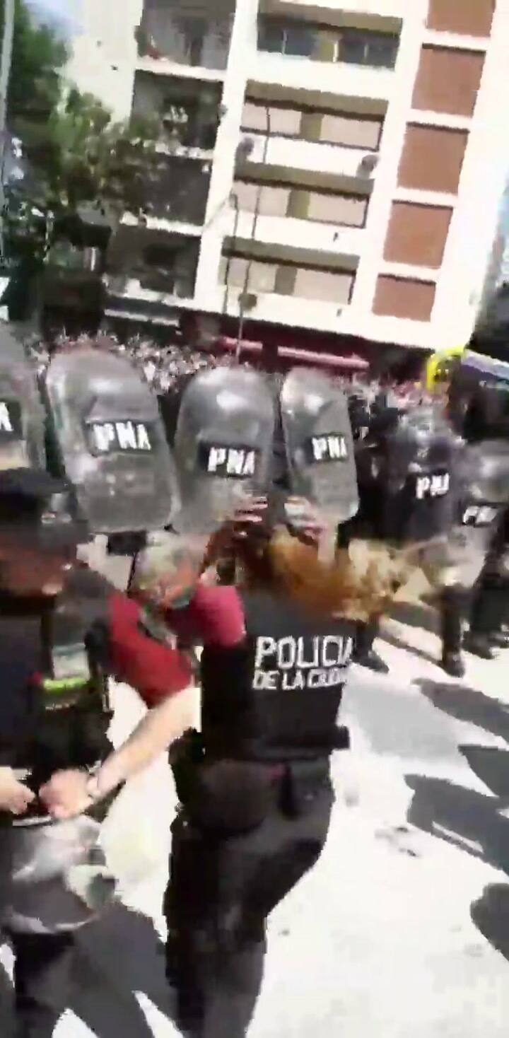 La reacción de algunos policías ante la agresión al micro de Boca