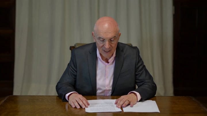 Espert, en el video del jueves 2 de octubre, explica cuándo firmó el contrato en Guatemala