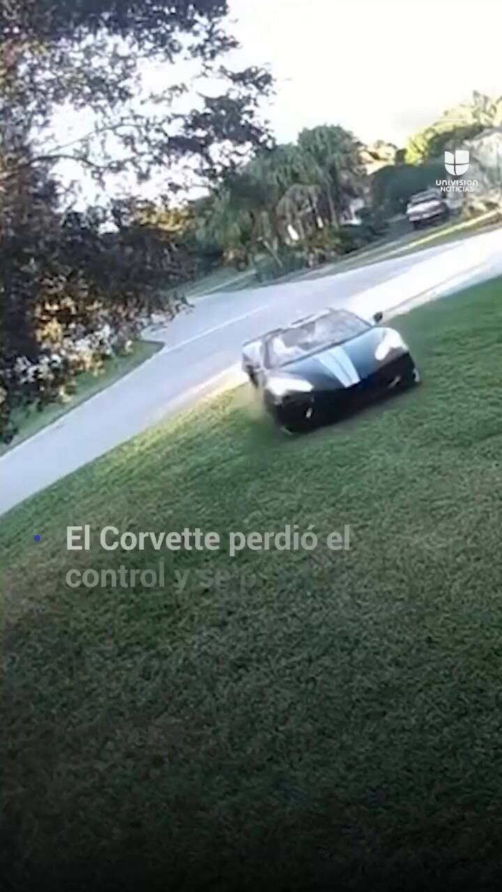 El momento en el que un Corvette convertible perdió el control y se estampó contra una casa en Florida