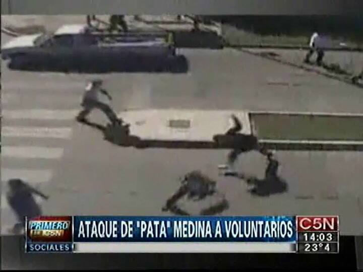 La Cámpora y la Uocra se enfrentaron a palazos por el reparto de donaciones (C5N)