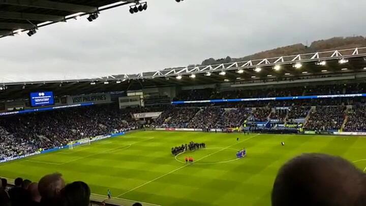 El minuto de silencio en homenaje al presidente de Leicester City - Fuente: Youtube