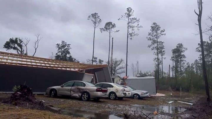 Los daños que dejó un tornado en Fountain, Florida