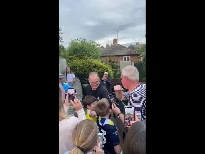 La respuesta de Bielsa al 'usted es Dios', cuando salió de su casa para agradecer a hinchas de Leeds