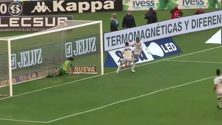 La reacción de Pulpo González cuando Villa lo esquivó para festejar el gol