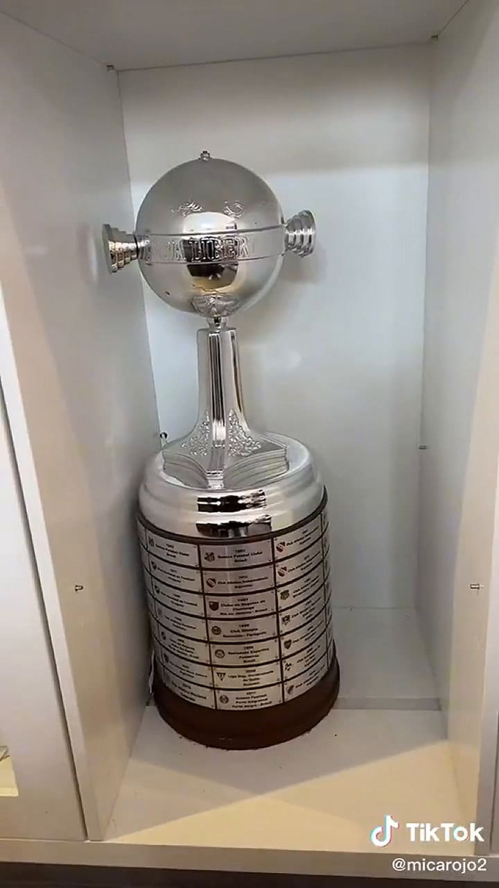 La hermana de Marcos Rojo mostró los objetos curiosos que ostenta el jugador en su casa