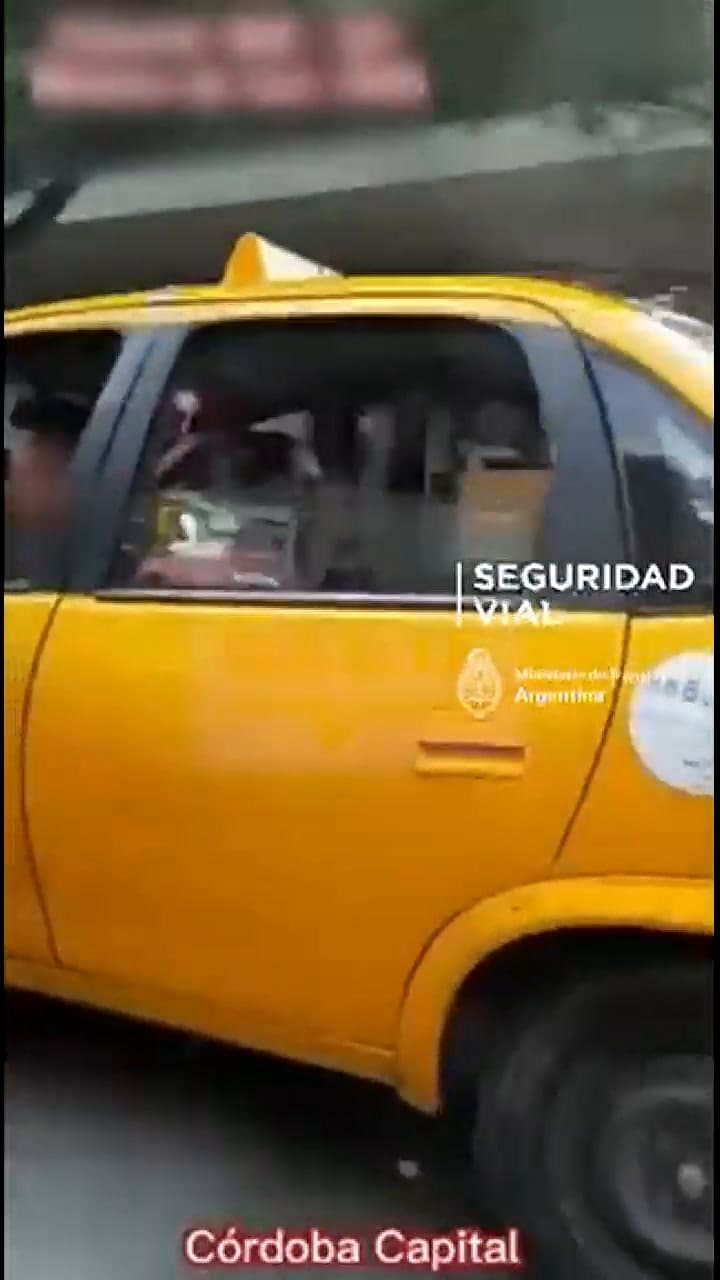 Un taxista dejó manejar a su hijo