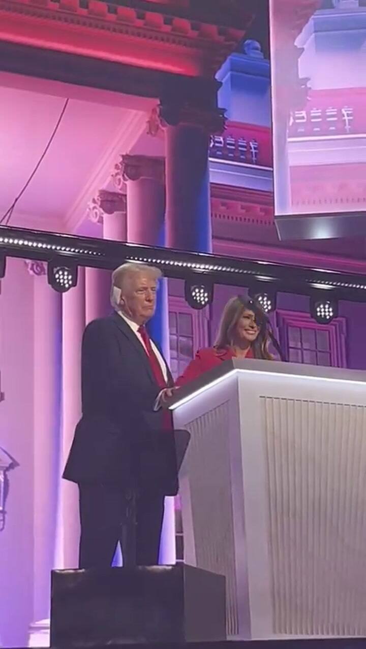 El momento en el que Trump intenta besar a Melania tras el cierre de su discurso