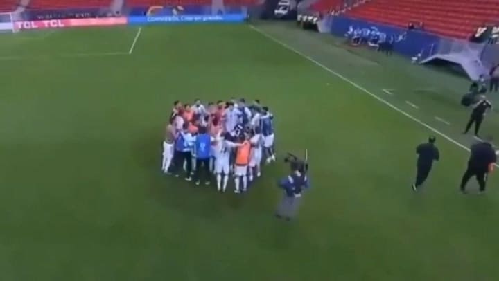 Los cantitos de la selección contra los periodistas después de la victoria